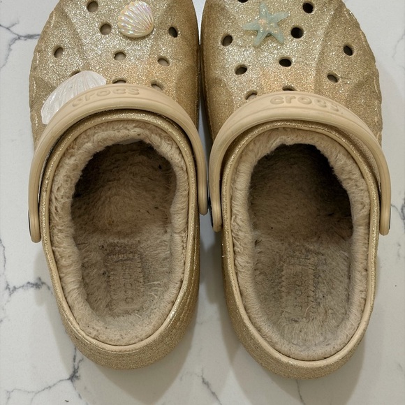 CROCS Kids Gold Glitter Clogs with Sea shell jibbitz size 2(J) - Picture 4 of 6